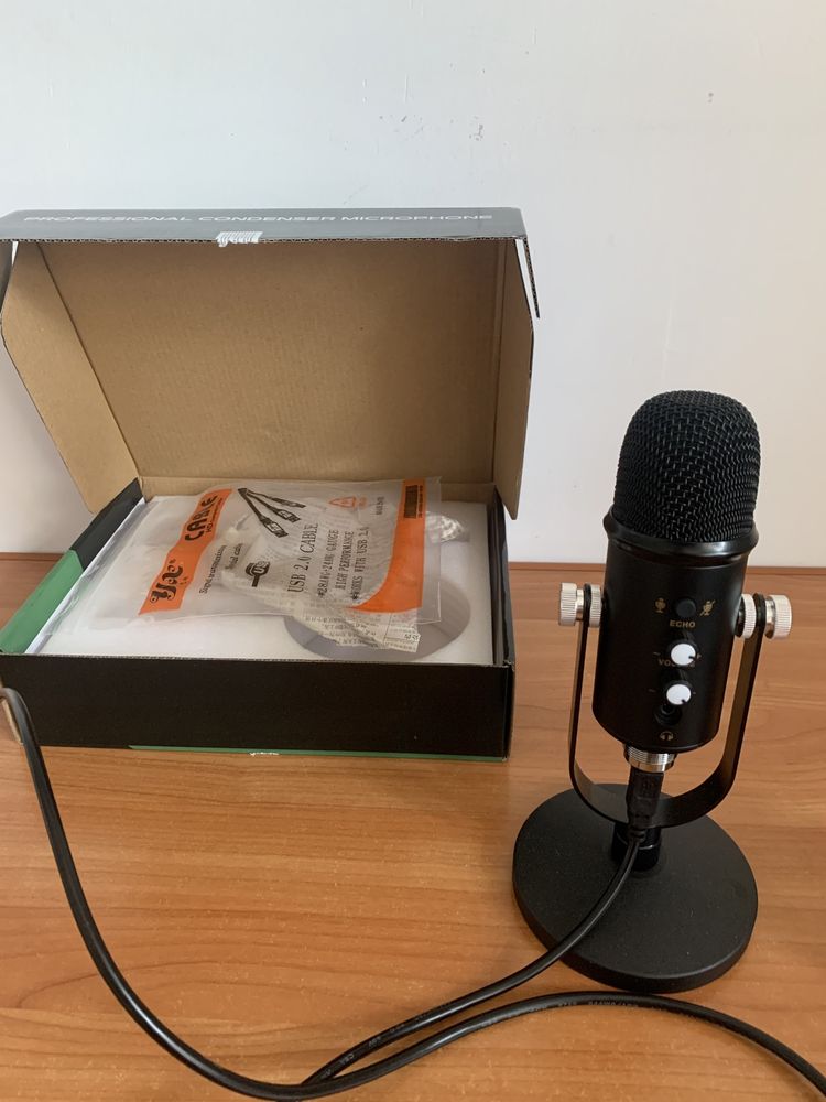 Nowy mikrofon z gąbką, stojakiem, kablem usb i pudełkiem