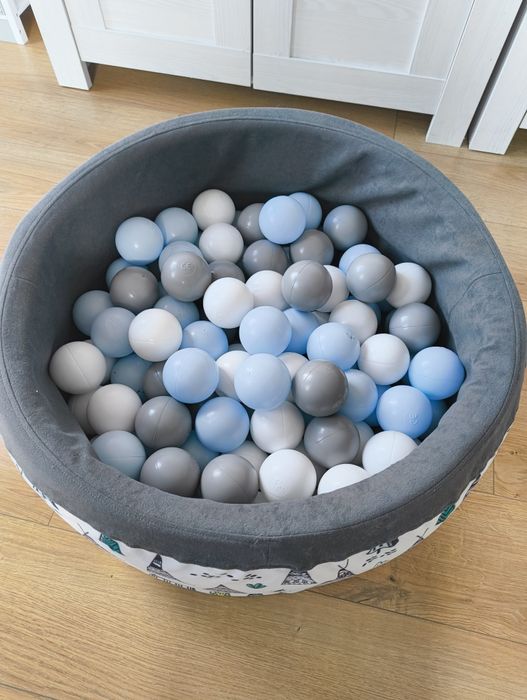 Suchy basen z kulkami