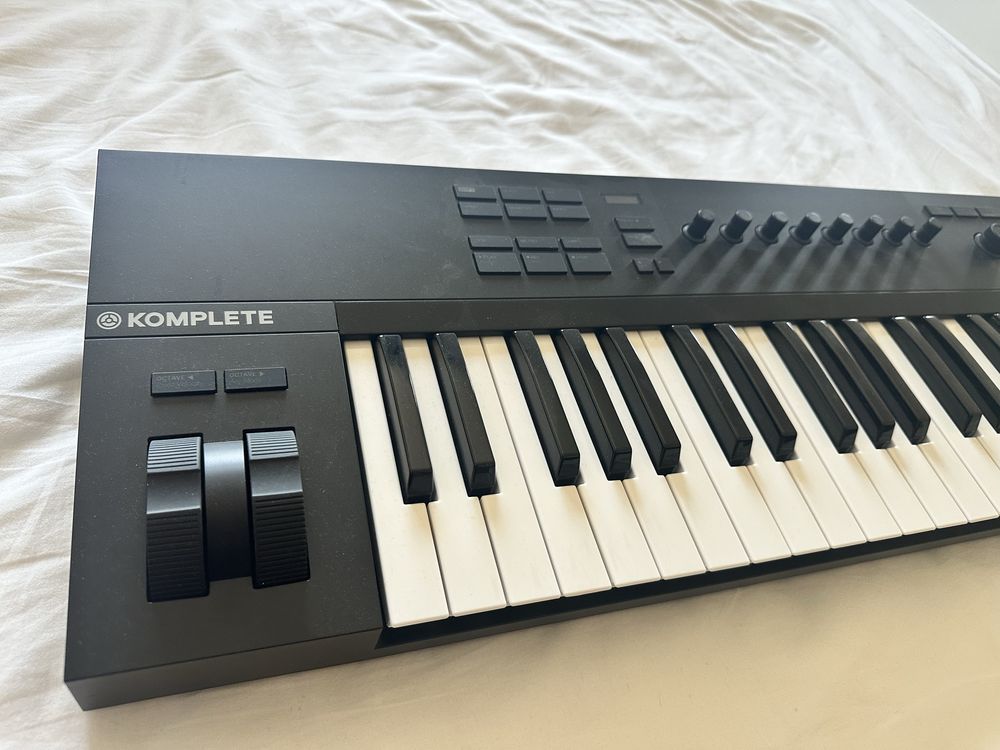MIDI клавіатура Komplete Kontrol A49