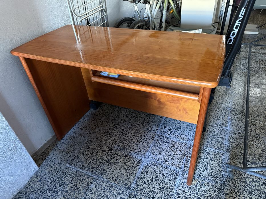 Secretaria usada em carvalho