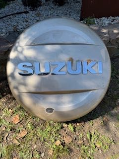 Suzuki GRAND VITARA II osłona koła zapasowego