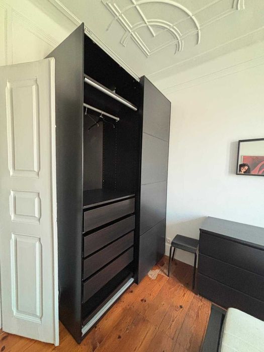 Guarda roupa com 2 portas de correr, gavetas.