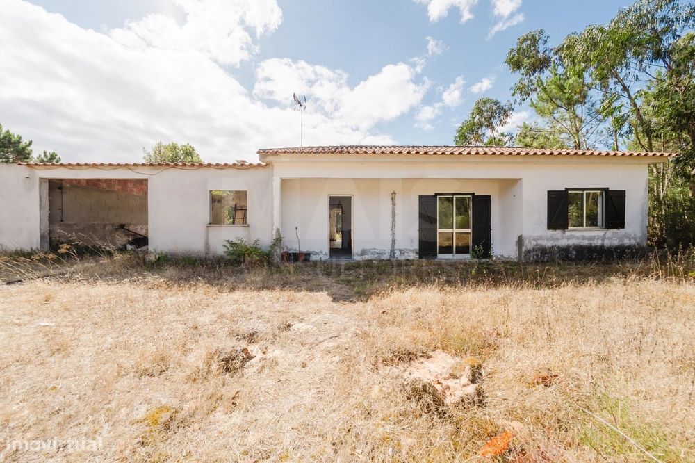 Casa antiga com terreno amplo em Salir de Matos