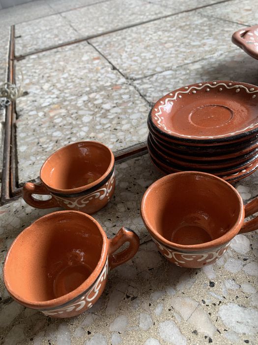 Conjunto de pratos, tacas, azeitoneira e chavenas de barro