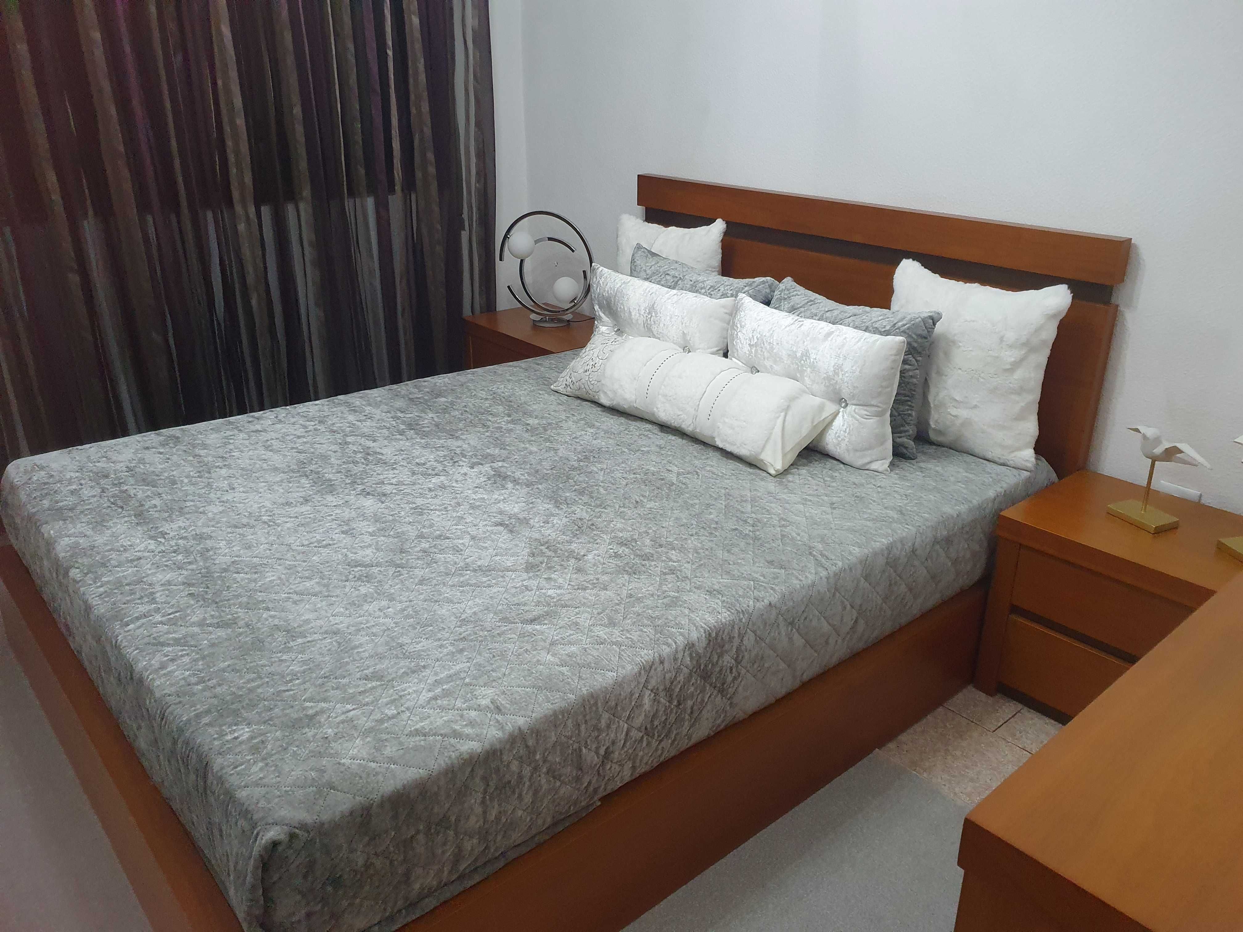Quarto com cama de casal
