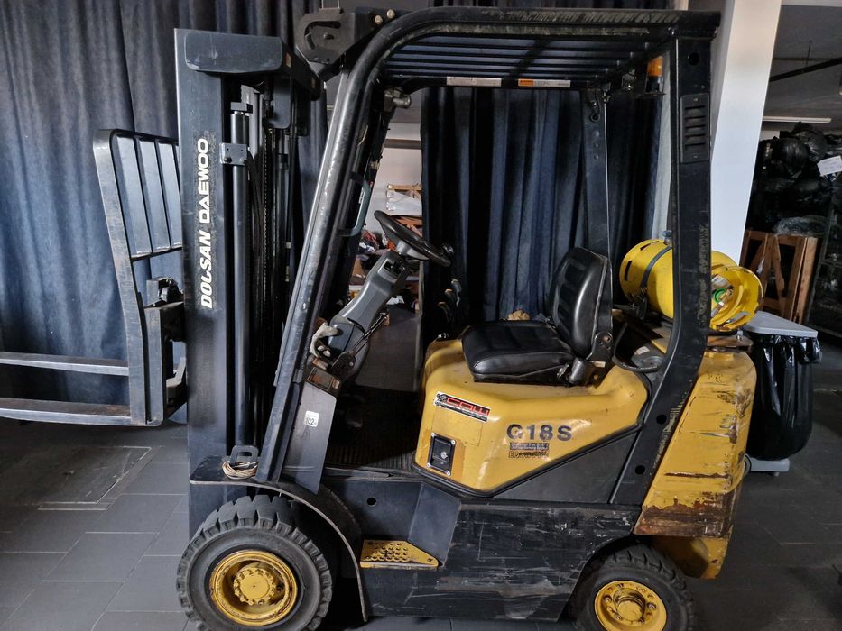 Empilhador Doosan Daewoo a Gás - Triplex.