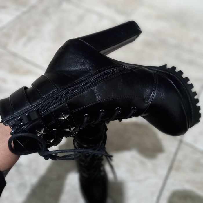 Bota Feminina Salto Alto Plataforma Semi-novo
Tamanho 34