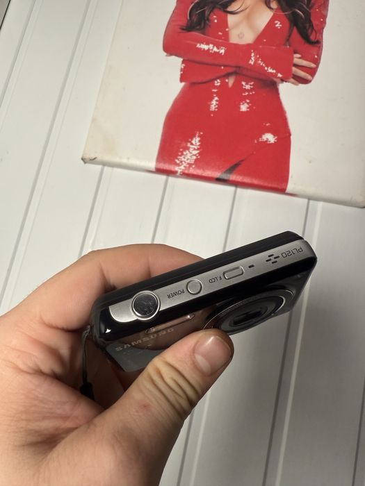 Цифровий фотоапарат Samsung з селфі дисплеем