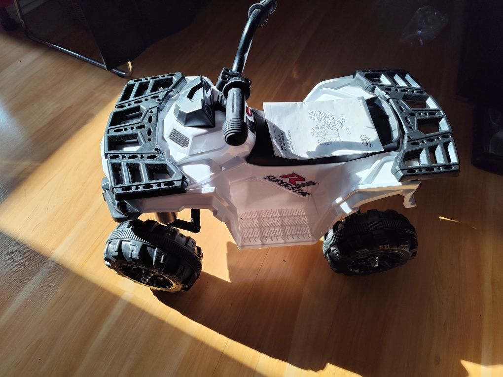 Śliczny quad na akumulator dla malucha gra świeci jak nowy