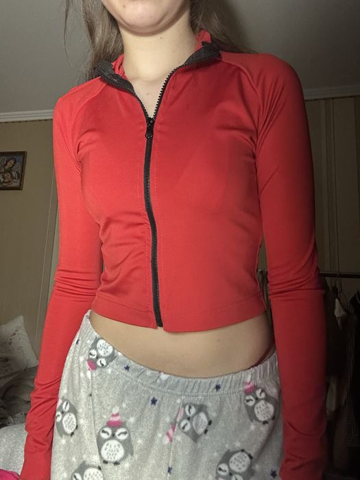 Червона кофта на замку