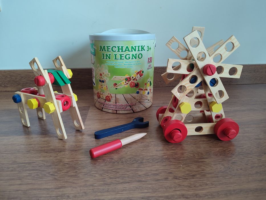 Brinquedos didáticos em madeira