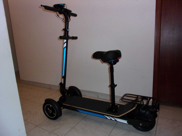 Scooter Elétrica 3 rodas com assento + capacete / NOVA 0 Km