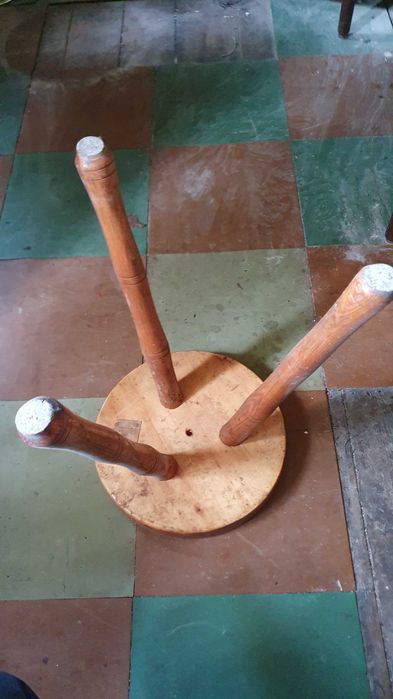 Taboret stołek okrągły na 3 nogach vintage