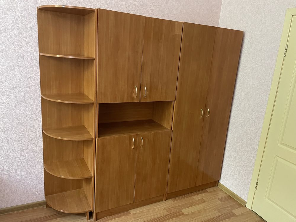 Містка шафа з полицями та місцем для вішаків