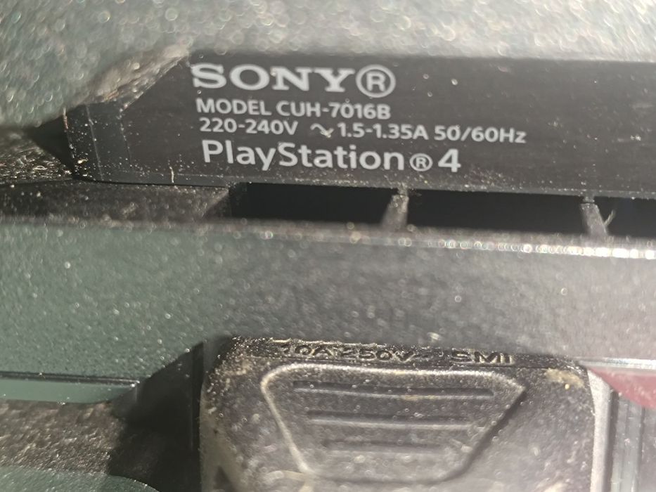 Продам Sony PS4 PRO 1 TB