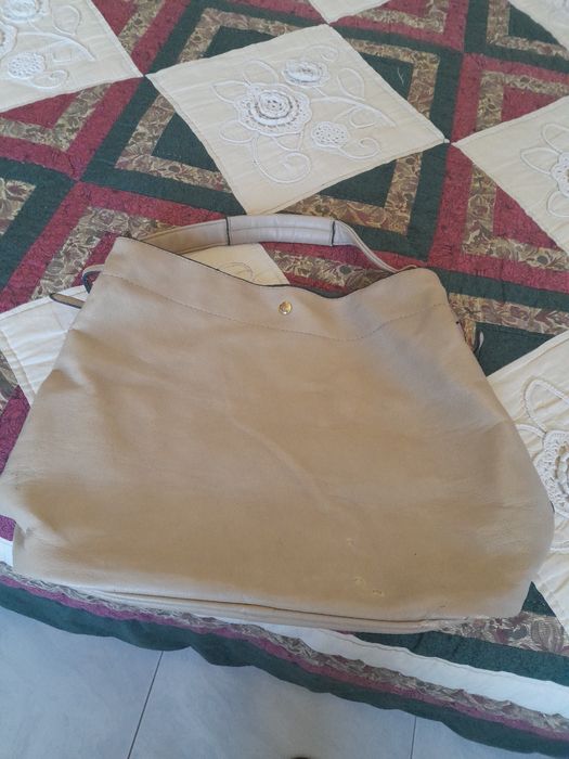 Carteira beje e óculos de sol novos