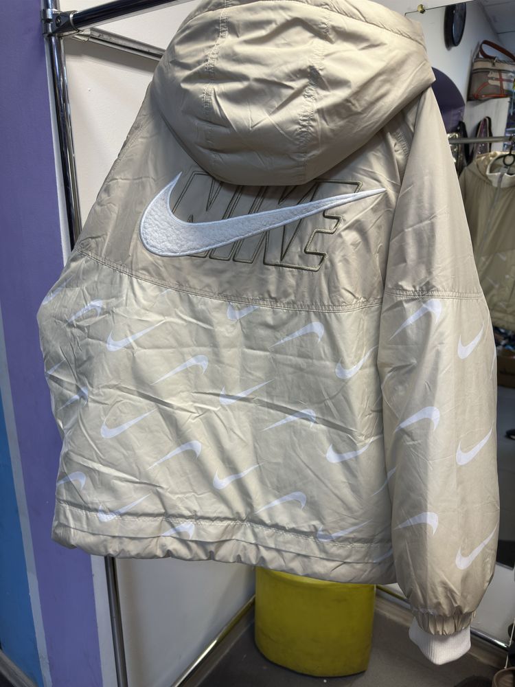 пуховик куртка жіночий Nike