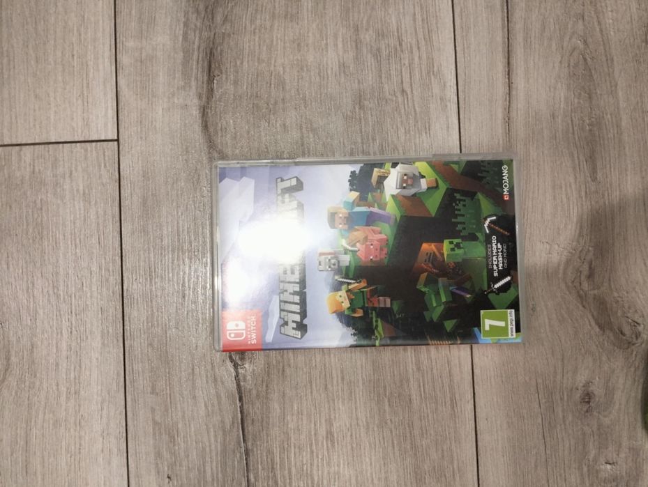 Nintendo Swith Lite
W zestawie:
- etui 
-3 gry: Minecraft, Super Mari