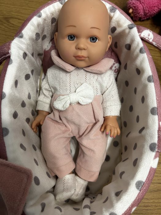 Лялька у переносці