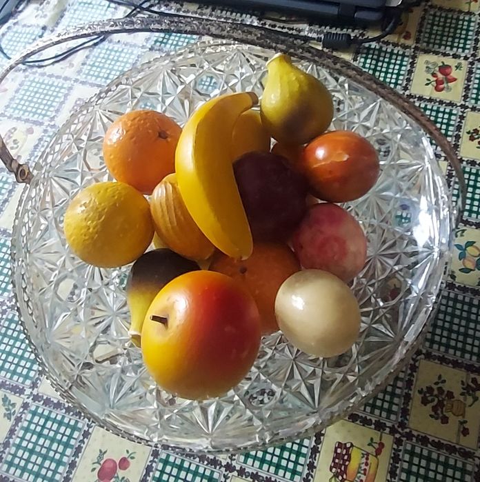 Cesto com frutas de loiça