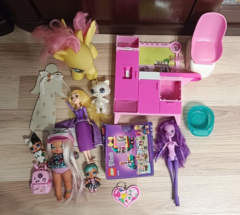 Zestawi różnych barbie i inne zabawki