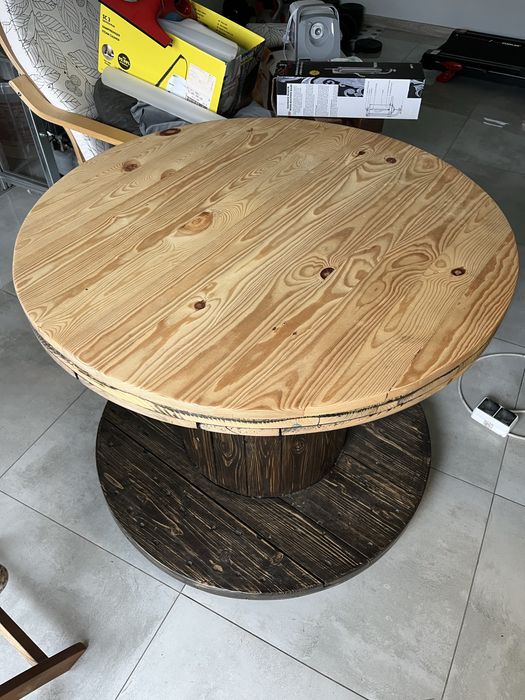 Stół, stolik drewniany na kółkach zrobiony ze szpuli, impr lakierowany