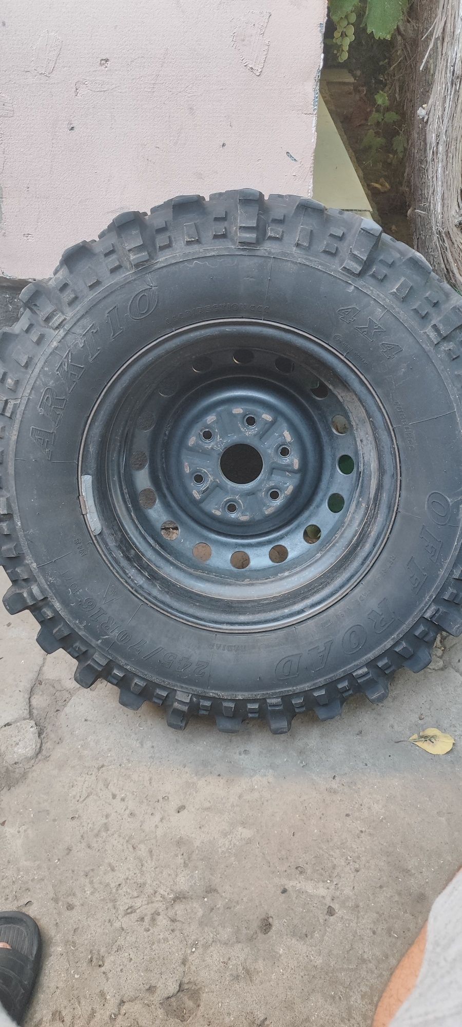 245 70 R16 резина с диском только 1шт.