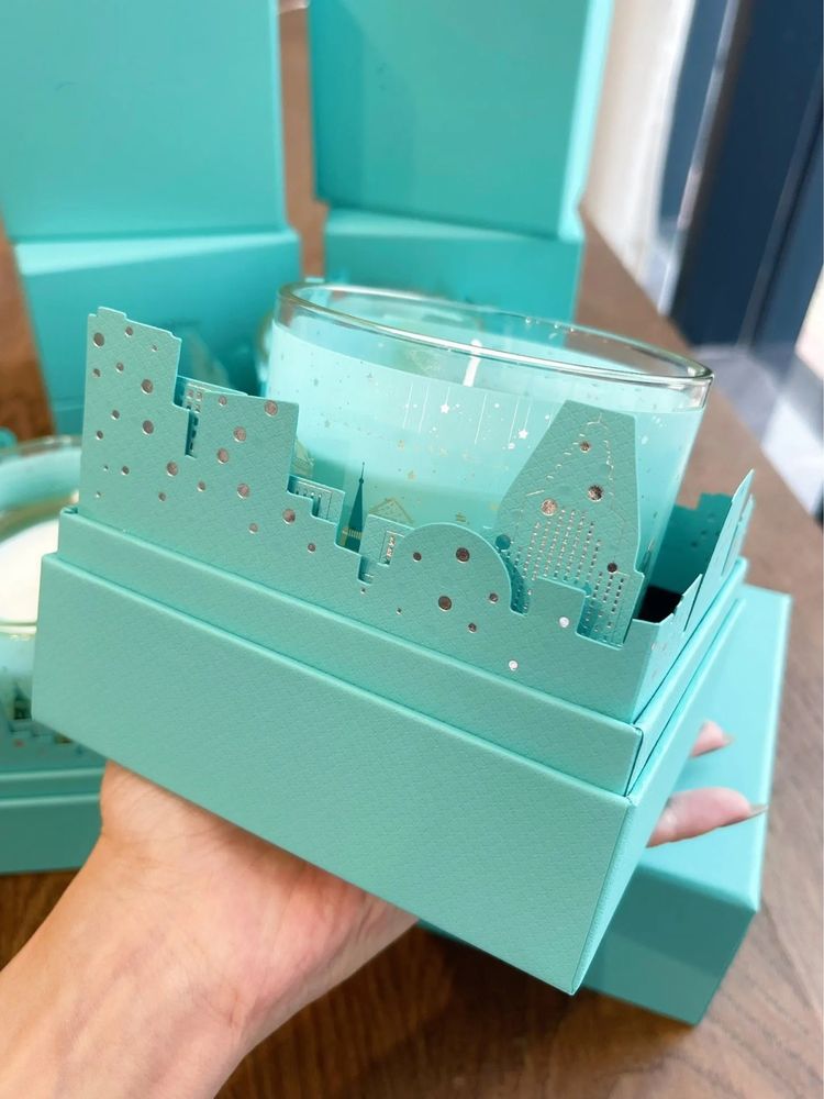Свічка подарункова Tiffany & Co з ароматом кедра. Міський пейзаж