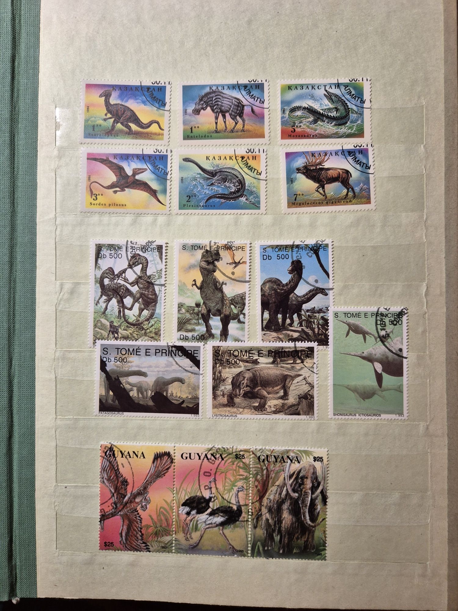 Klaser ze znaczkami: dinozaury, zwierzęta, lotnictwo