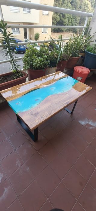 Mesa de centro em resina epóxi