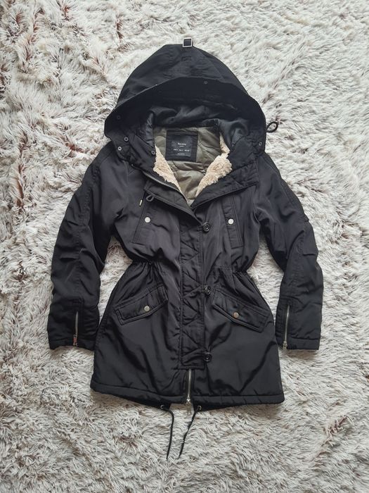 Czarna ciepła kurtka Bershka S/36