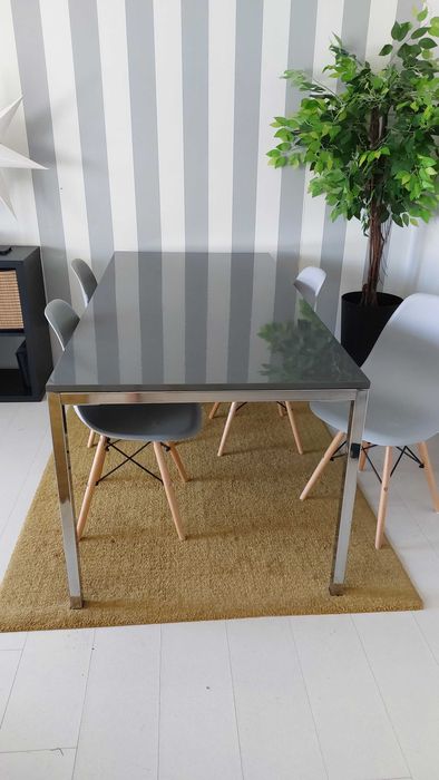 Mesa de jantar com 4 cadeiras