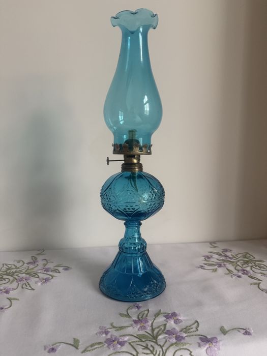 Niebieska szklana lampa naftowa
