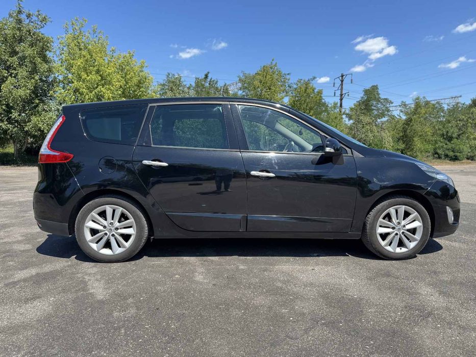 Автомобиль Рено Grand Scenic