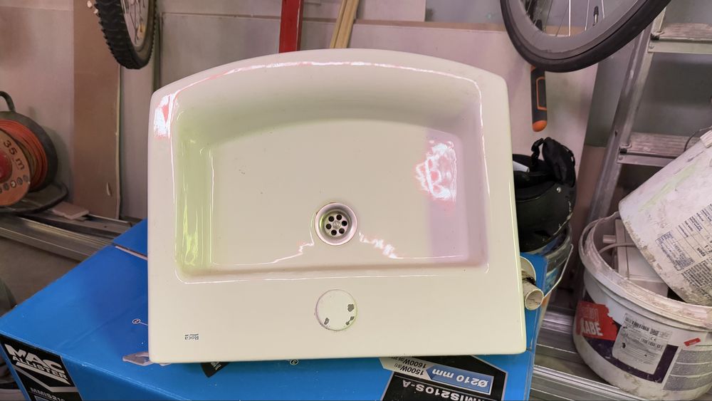 Toaleta WC kibel z umywalka