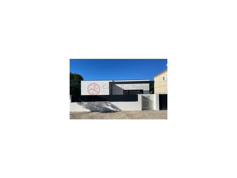 Moradia Térrea Com Piscina, Garagem e Anexo