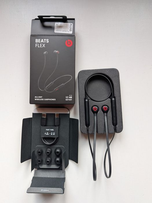 Słuchawki Beats Flex czarne.