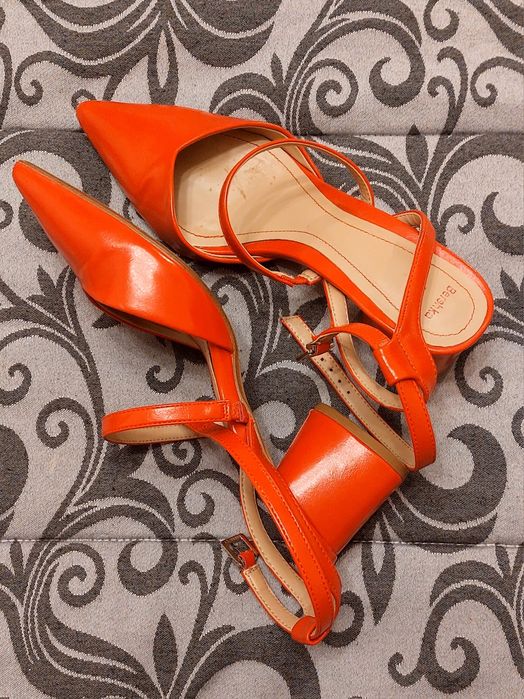 Sapato encarnado marca Bershka