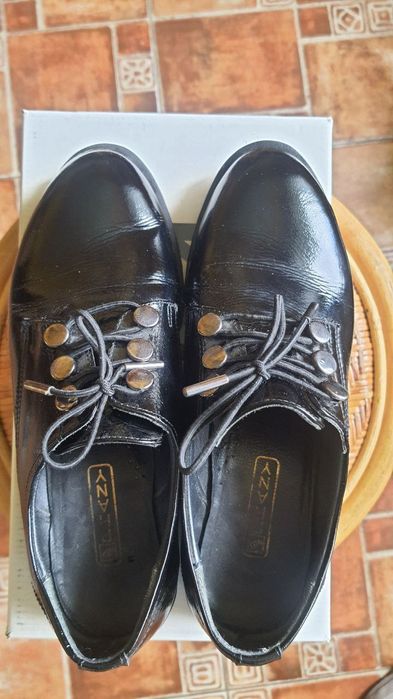 Жіночі туфлі на шнурках