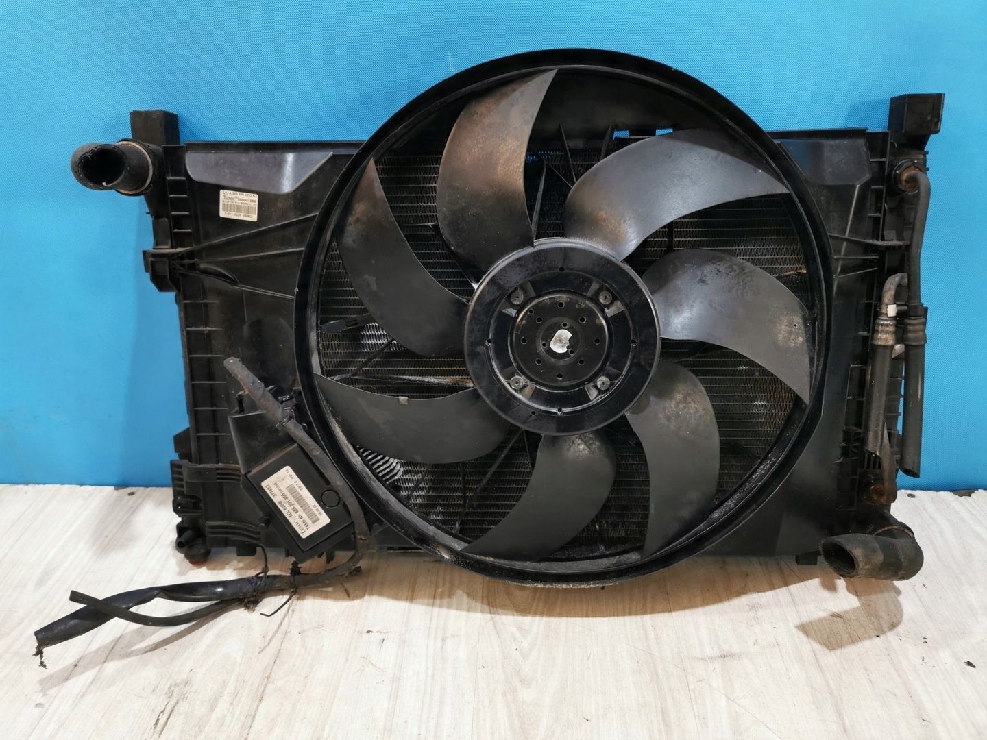 Mercedes C-klasa W203 Automat Benzyna wentylator kompletny A2035000293KZ