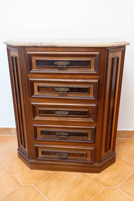 Camiseiro com 6 gavetas e tampo em pedra em bom estado