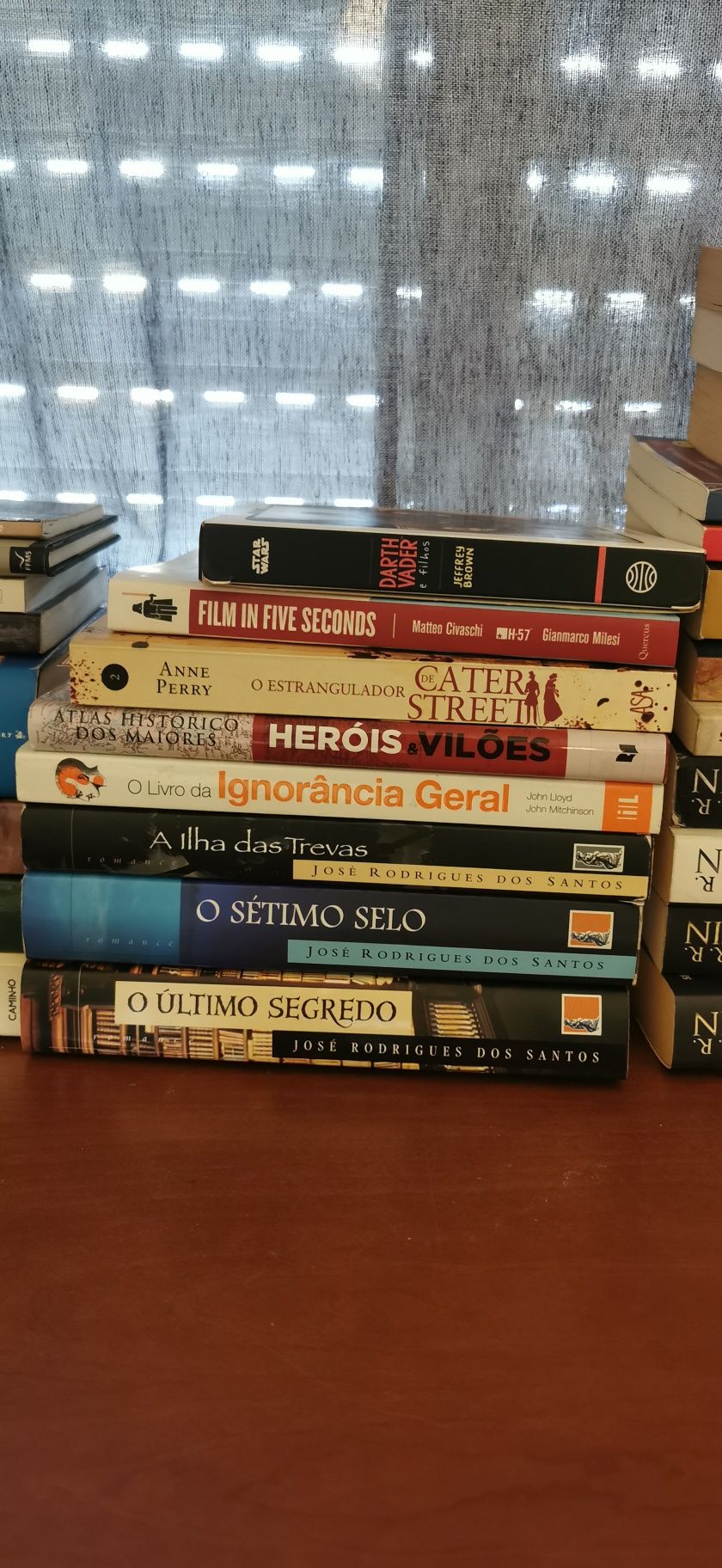 Vários livros à venda (preço e disponibilidade de cada um na descrição