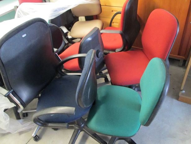Cadeiras reguláveis com rodas para escritório.