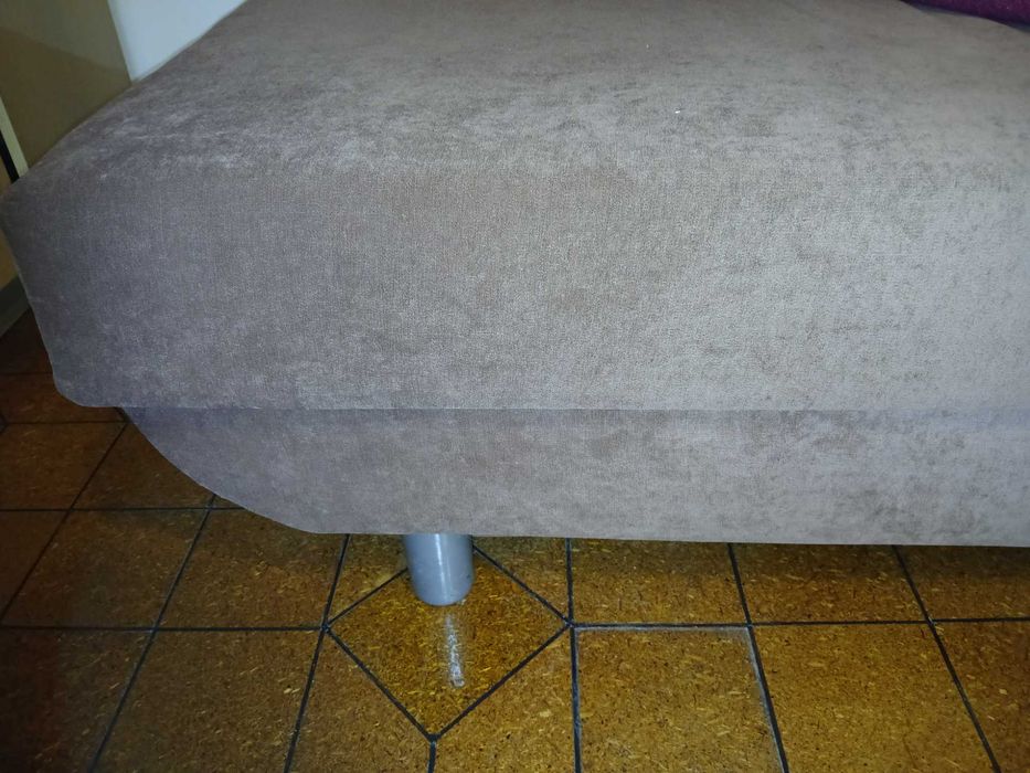 Kanapa w kolorze brązu, funkcja spania