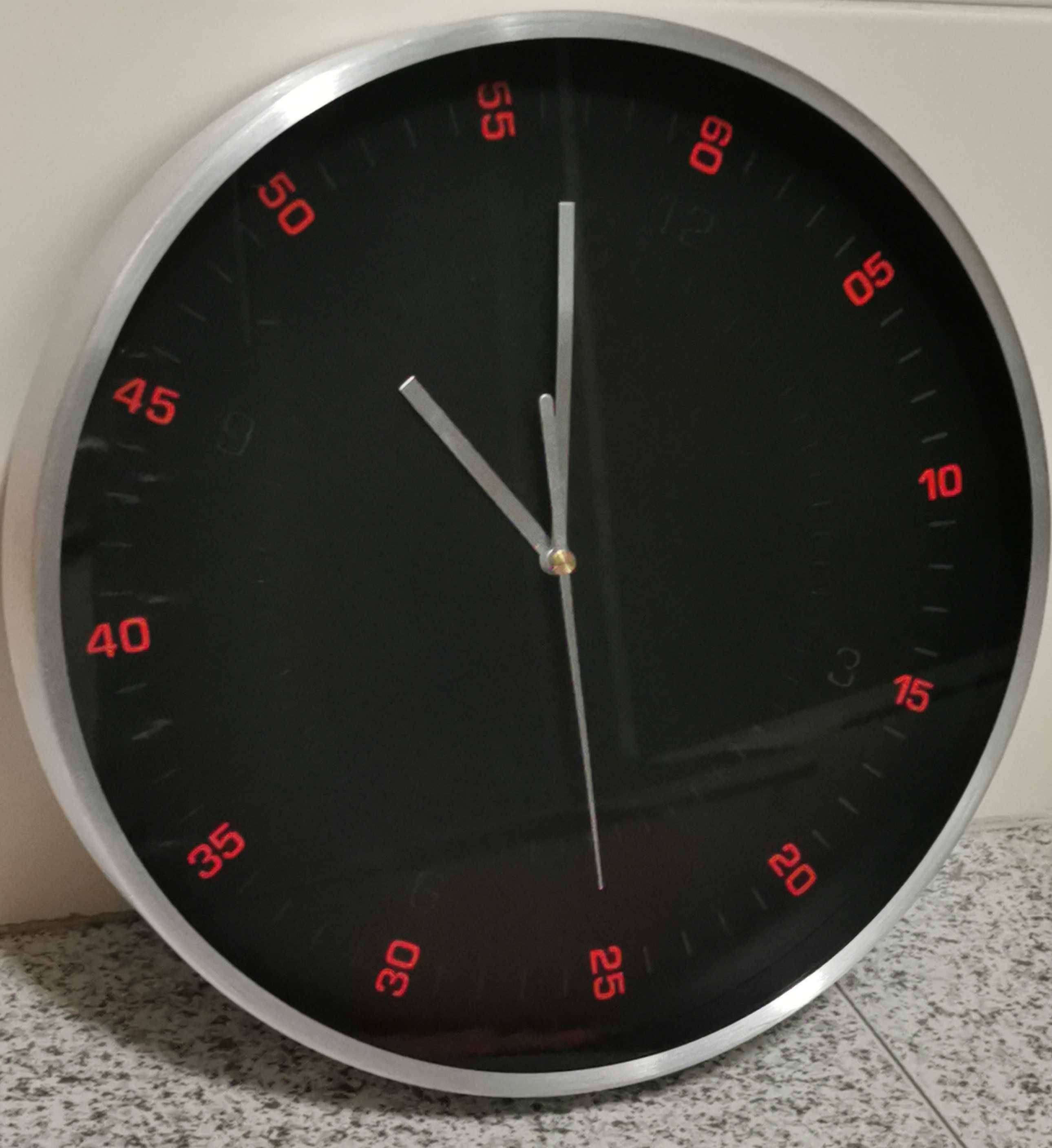 Relógio cozinha preto e vermelho