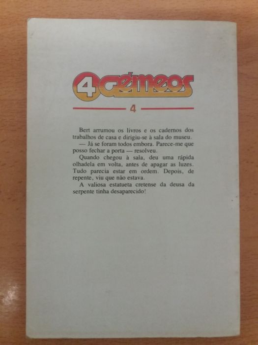Livro "As aventuras dos 4 Gémeos"