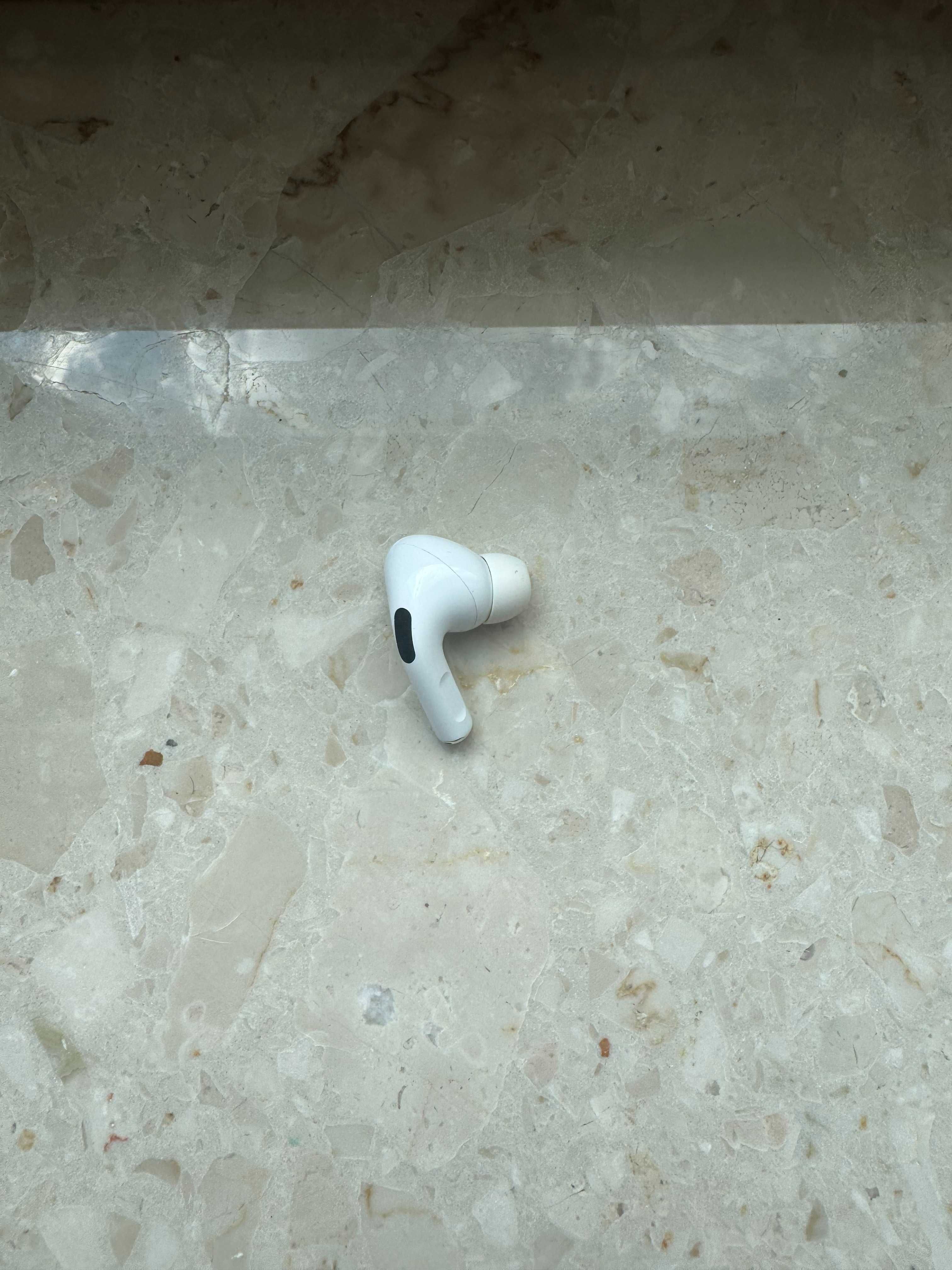 Apple AirPods Pro 1 Prawa Słuchawka A2083 Case A2190