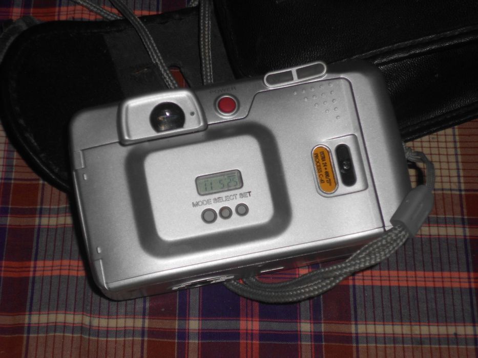 Duas maquinas fotograficas de rolo Samsung e Konica