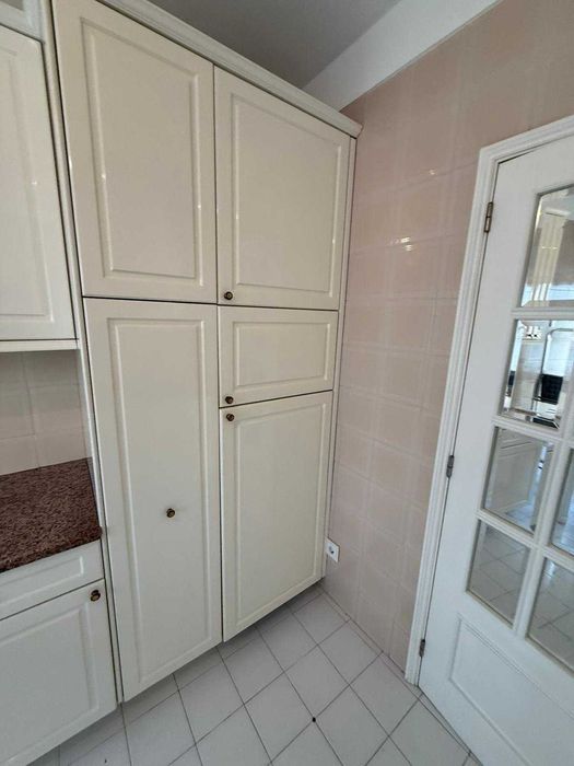 Vendo móveis de cozinha em bom estado, eletrodomésticos não incluídos.