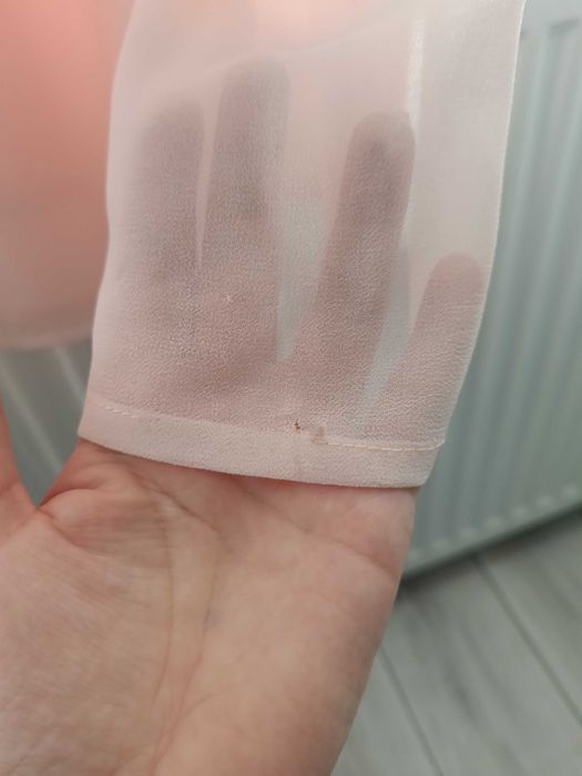 Długa suknia w kolorze pudrowego różu.
